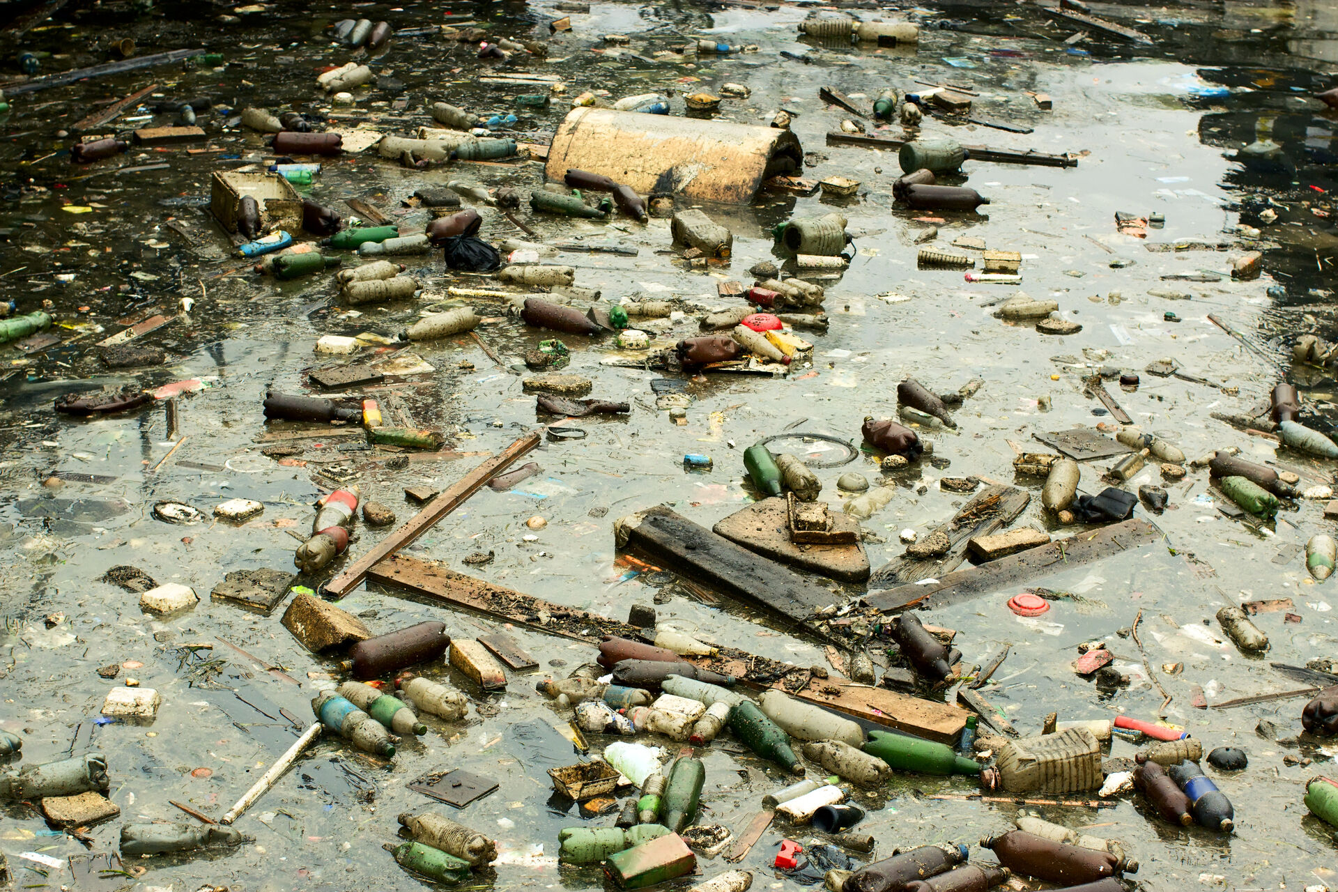 Déchets dans un cours d'eau