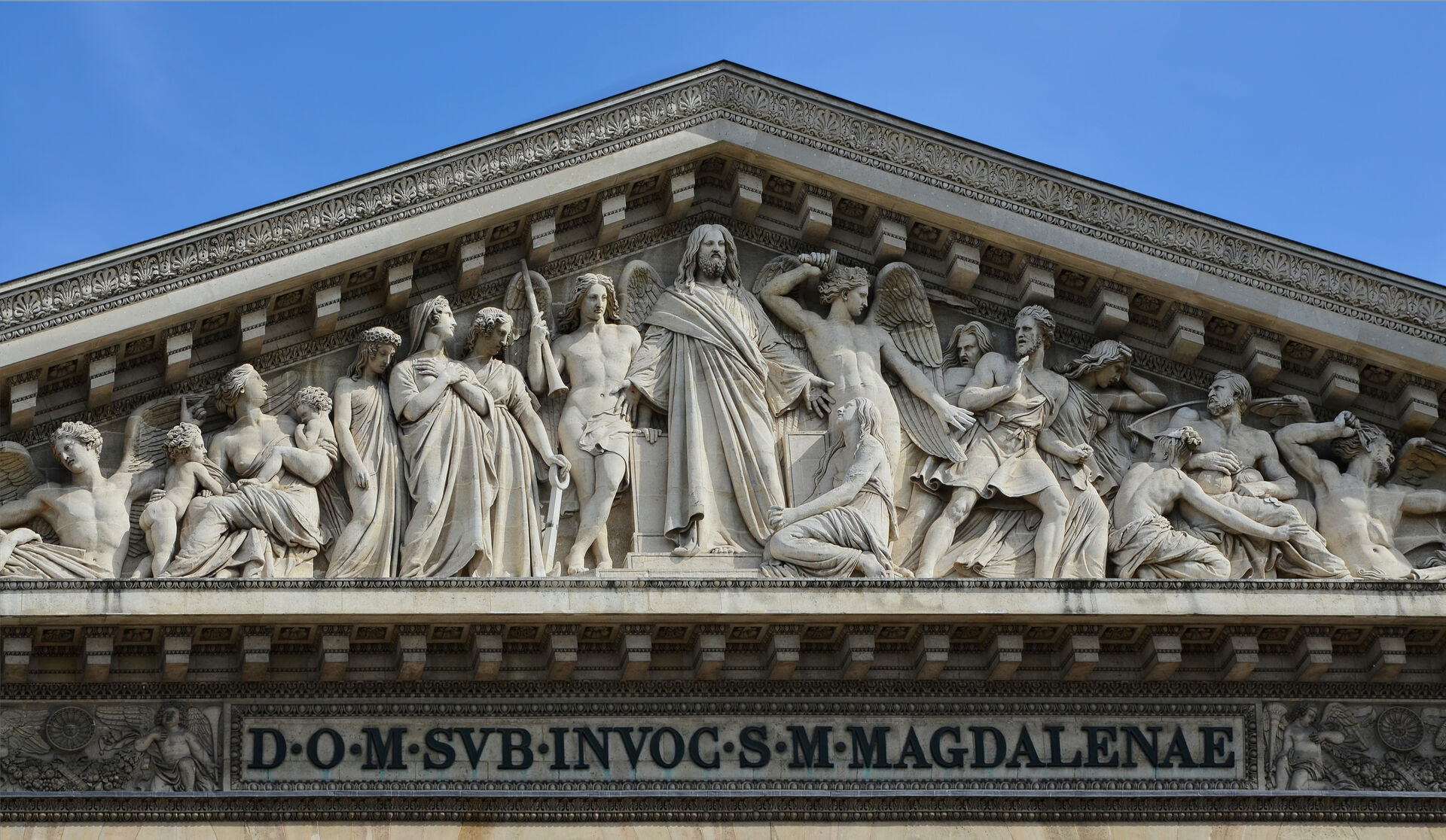 Fronton de l'église de la Madeleine à Paris