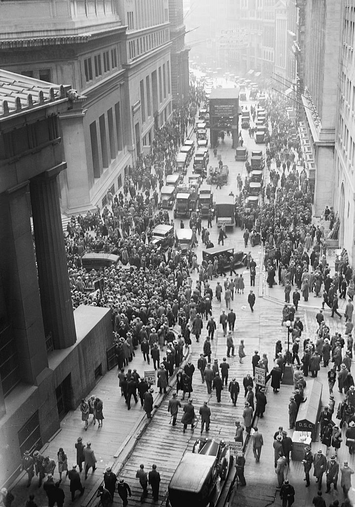 Une foule se rassemble devant l’édifice de la Bourse de New York peu après le krach en 1929.