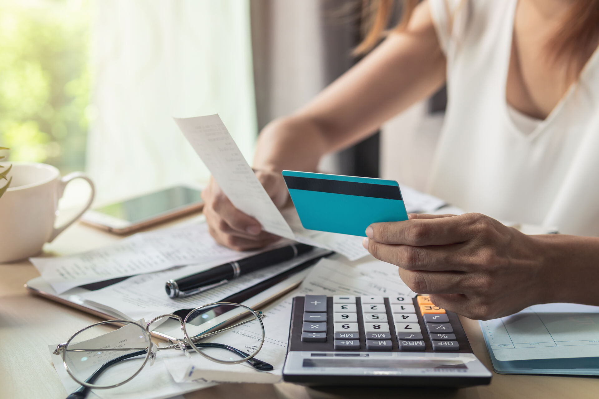 Une jeune femme travaillant sur son budget