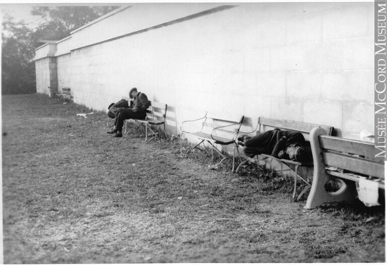 Chômeurs dormant sur des bancs de parc 
