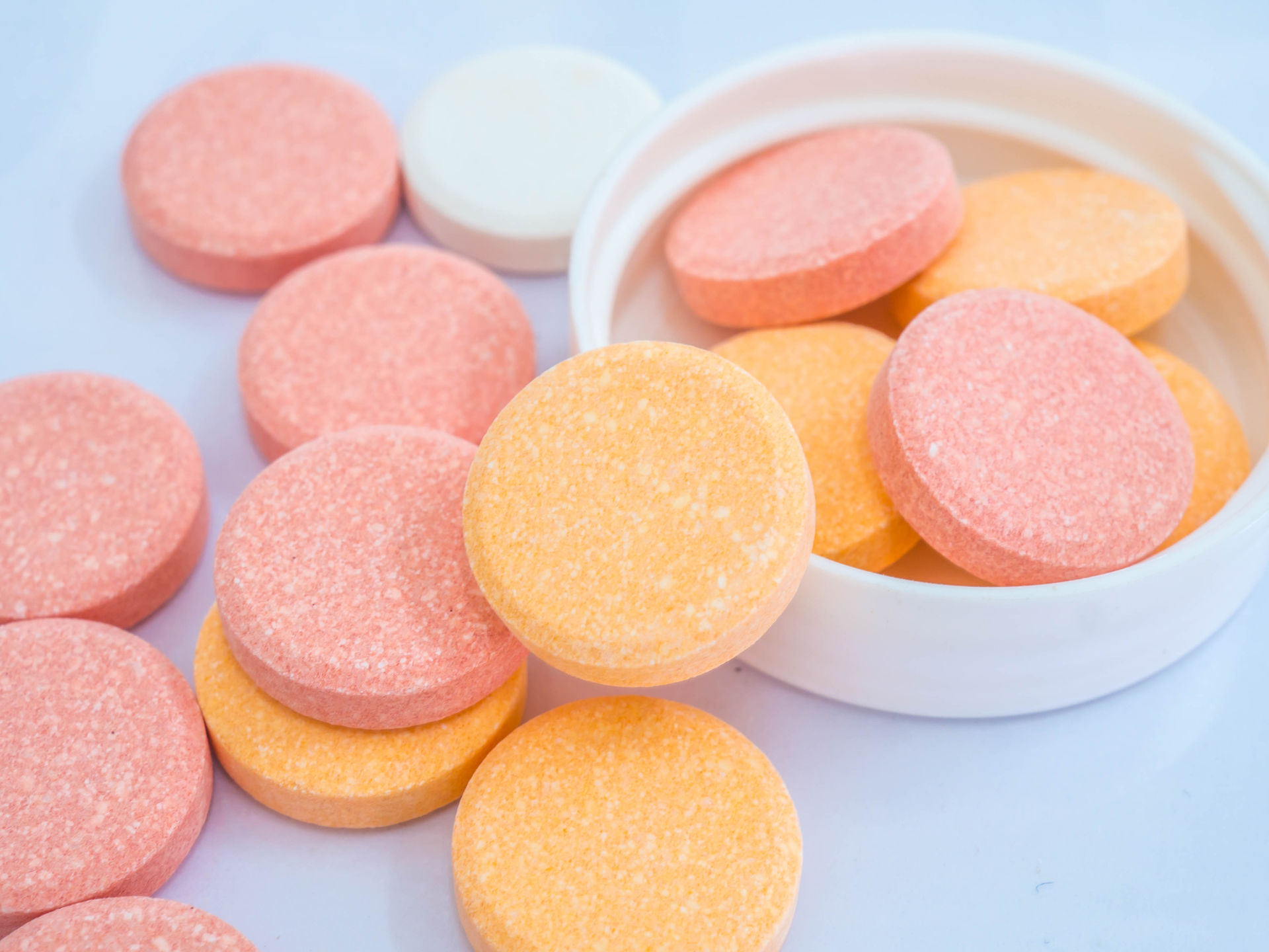 Les comprimés antiacides comprennent souvent du carbonate de calcium (CaCO3).