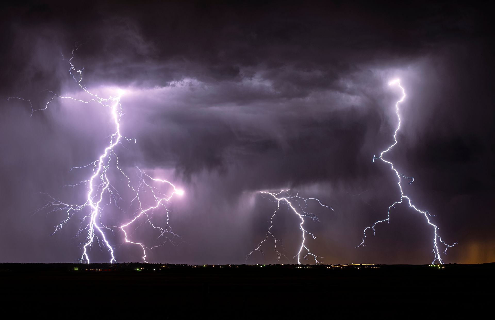 Lors d’un orage, on voit un éclair avant d’entendre le tonnerre.