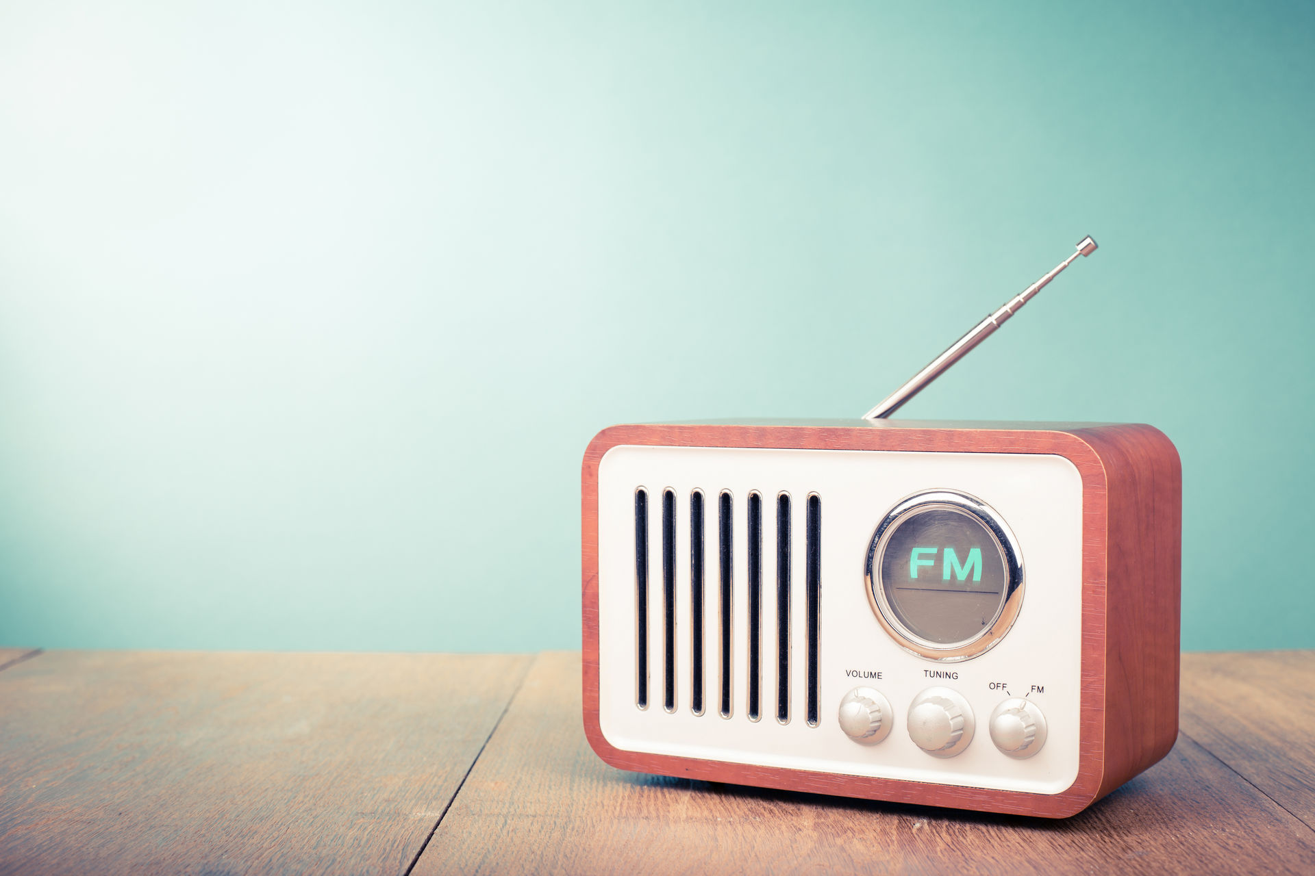 La molette d’une radio permet de changer la fréquence du canal capté.