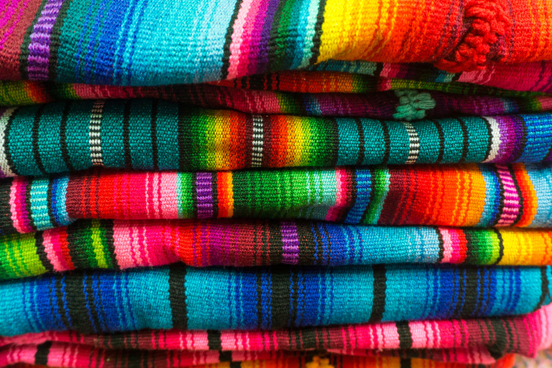 Une pile de tissus de couleurs variées