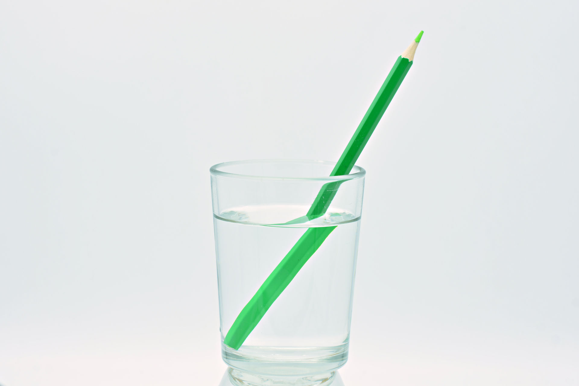 La déviation de la lumière dans l’eau produit une image déformée d’un crayon.