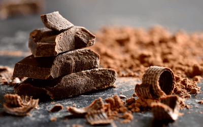 Une pile de morceaux de chocolat.